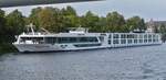Hotelschiff Scenic Crystal ENI 023341159, Bj 2012; L 135 m; B 11,40 m; Betreiber: Scenic Tours, Heimathafen: Valetta, am Kai in Maastricht auf der Maas. Aufgenommen bei einer Bootsrundfahrt. 06.10.2023.