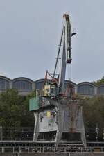 Hafenkran der Ehemaligen Zement Fabrik am Rande der Maas in Sint – Pietersberg bei Maastricht.