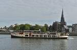 DAS FGS Jekervallei hat vom Anleger in Maastricht abgelegt und beginnt ihre Rundfahrt auf der Maas.