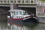 Ein Boot wo ich den Namen nicht lesen kann, liegt im Bassin, dem alten Bootshafen von Maastricht.