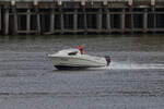 Motorboot B72700 fährt zügig auf der Maas an Maastricht vorbei.