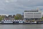 Das Bunkerschiff mit dem Schubboot 03900094, am Ufer der Maas in Maastricht.