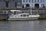 Yacht Blue Heaven, hat einen Platz an der Kaimauer auf der Maas beim Kanal in Maastricht gefunden.