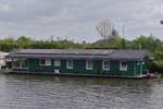 Hausboot am Ufer der Maas bei der Schleuse BOOSCHERVELD nahe Maastricht.