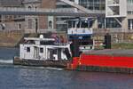 Schubboot ENI 02314304, (ehemals Phoenix) der Linax-shipping Reederei aus Belgien, schiebt den Leichter an Maastricht zu Berg vorbei.