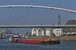 Leichter Mallorca, ENI 02325231, geschoben zu Berg, vom namenlosen Schubboot (ehemalig Phoenix) auf der Maas an Maastricht vorbei.