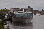 Hotelschiff Reise Riese Symphony, ENI 04802330, L 110m; B 11,40 m; Passagiere 140; gemeldet in Basel liegt am Anleger in Maastricht.