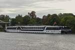 Hotelschiff Reise Riese Symphony, ENI 04802330, gemeldet in Basel liegt am Anleger in Maastricht.