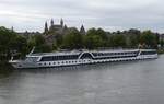 Hotelschiff Reise Riese Symphony, ENI 04802330, gemeldet in Basel, liegt am Anleger in Maastricht, aufgenommen von de Hoge Brug.