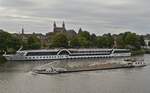 GMS Olivia 02329279 fhrt auf der Maas zu Berg, am Hotelschiff Reise Riese Symphony, in Maastricht vorbei. 09.2025