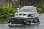 Motorboot Colonia, fhrt auf der Maas zu Tal an Maastricht vorbei. 09.2025