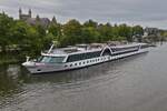 REISE RIESE SYMPHONY, gebaut 2003, frühere Namen Amadeus Symphony und Dutch Symphony, seit 2025 fährt das Schiff unter diesem Namen, 04802330, L 110 m; B 11,40, Passagiere 146; aufgenommen von der Fußgängerbrücke in Maastricht. 09.2025