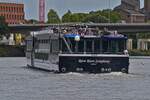 Das Hotelschiff Reis Riese Symphony kurz nach dem Ablegen vom Anleger in Maastricht. 09.2025