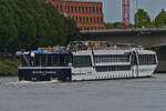 Das Hotelschiff Reis Riese Symphony hat die Fahrtrinne auf der Maas erreicht und fährt ihrem nächsten Ziel entgegen.
