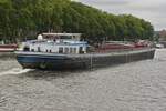 Gtermotorschiff CARACAS, ENI 02327055, unterwegs zu Berg auf der Maas in Lttich.
