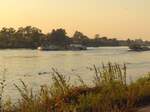 Schiffe in der Abendstimmung auf der Maas bei Well in der niederländischen Provinz Limburg am 21.09.2005.