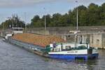 WERE DI GMS, ENI 06001770; L 80,12 m; B 9,55 m; 1374 t; BJ 1949; Bauwerft ST. Pieter in Hemiksem; gemeldet in Gent (B), vollbeladen mit Zuckerrben, macht sich nach unserer Ausfahrt aus der Schleusenkammer auf den Weg in Selbige zum Schleusen in den Albertkanal. 18.09.2025