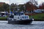 Jacht DE BENTHE B, biegt aus dem Bootshafen auf den Fluss Maas ein.