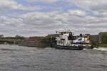 Schubboot MITCHELL-F, ENI 0214744, schiebt den Leichter zu Tal auf der Maas nahe Maastricht