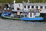Bunkerboot NEPTUNIA 44, ENI 06503976, hat auf der Maas an einem Hausboot nahe L�ttich angelegt. 17.09.2026