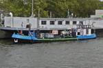 Bunkerboot NEPTUNIA 44, ENI 06503976, hat auf der Maas an einem Hausboot nahe L�ttich angelegt. 17.09.2026