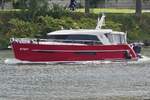 Yacht YNOT, schippert gem�tlich auf der Maas zu Tal nahe Maastricht. 09.2026