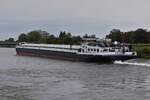 W�hrend unser Schiff auf dem Weg zum Anleger ist setzt GMS LA VIDA, ENI 06105021, L 110 m, B 11,45 m, 2906 t, seine fahrt zu Tal auf der Maas in Maastricht seine fahrt fort. 