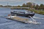 Begegnung von GMS Olivia 02329079, 67 m, B 8,20m 1000 t,  GMS ADRIANA ENI 02104621, L 84,60m, B 8,50 m, 1805 t, auf der Maas in Maastricht. 24.10.2025