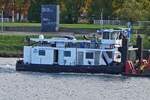 Schubboot EBEN,  von Linax Shipping, ENI 02314304, schiebt den Leichter GM SABA, ENI 02323239, auf der Maas durch Maastricht. 10.2026
