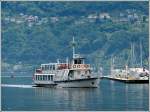 Das Passagierschiff  DELFINO  unterwegs auf dem Lago Maggiore, nhert sich der Anlegestelle bei Locaeno.