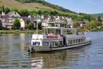 Kleines Fahrgastschiff  Moselland  kurz vor dem Anlagen in Zell a.d. Mosel - 14.05.2012