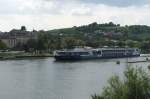 Der Flusskreuzfahrer Avalon Luminary hat gerade die Schleuse Palzem an der Mosel verlassen.