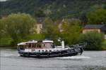 . In gemächlichem Tempo fährt das kleine Motorboot  MELKIS ST 80  nahe Oberbillig die Mosel Flußaufwärts.  30.08.2014