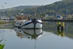 . Das Hausboot MELUSINA II hat in der Nähe der Schleuseneinfahrt von Grevenmacher festgemacht.  17.09.2014