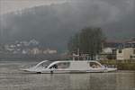 Bei etwas trübem Wetter bin ich am 19.12.2017 an die Mosel gefahren um die neue Fähre Santa Maria II abzulichten. Diese ist seit dem 10.12.2017 auf der Strecke Wasserbillig – Oberbillig im Einsatz.  Hier hat sie soeben den Anleger in Oberbillig verlassen.