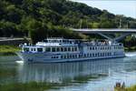 Das Hotelschiff „Poseidon“ ENI 02205549, L 78 m; B 10,50 m; hat vor kurzem die Schleuse in Grevenmacher verlassen und fährt Flussabwärts in Richtung Wasserbillig.