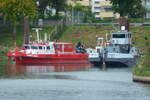 Das Löschboot RPL1 (ENI 04402900) der Feuerwehr Koblenz liegt neben Dienstboot (Kennung KP 1843) des WSA Mosel-Saar-Lahn im Bauhafen in Koblenz-Lützel. Aufnahmedatum: 12.08.2023.