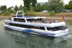 Das Fahrgastschiff LA PALOMA der Marksburgschifffahrt Vomfell in Spay, ENI 04306930, Bj 1992, Lux Werft Monheim. Bei der Einfahrt in die Mosel am Deutschen Eck in Koblenz am 31.07.2026.