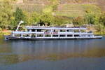 Fahrgastschiff STADT BONN, ENI 04602790, Bj 1969, Reederei Personenschifffahrt Gebr. Kolb, Briedern. Am 02.10.2026 auf der Mosel bei Cochem.