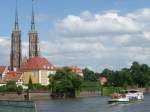 Der Ausflugsdampfer Wroclaw hat im Sommer 2012 vom Anleger auf der Sandinsel in Breslau (Wroclaw) abgelegt. Im Hintergrund ist die Dominsel mit dem Dom zu sehen.