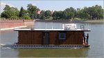 Ein modernes Hausboot ist auf der Oder in Breslau unterwegs. 23.06.2016