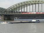Die  Suzanna  unterquert gerade die Hohenzollernbrücke in Köln. 10.3.2007