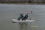 Das Bild zeigt die erste Fahrt nach der Taufe des Solarbootes SONNI auf dem Rhein bei Oberwinter im Februar 2001.