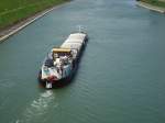 Staustufe Kembs am Rhein,  der holländische Frachter  Deanne  verläßt die Schleuse rheinabwärts,  Juni 2010