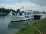 Flukreuzer  Arlene  aus Arnhem/NL am Anleger in Breisach am Rhein,  L 92m, B 10,5m, 100Pers.