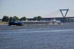 Der Tanker IREEN kommt an Christihimmelfahrt den Rhein bei Kilometer 753,7 talwrts gefahren, gerade hat er die Ilvericher Rheinbrcke passiert und nhert sich Lohausen. 2.6.2011