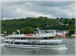 Vom linken Rheinufer in Koblenz habe ich am 23.06.2011 das Ausflugschiff  STADT VALLENDAR  fotografiert, Schiffsdaten: Bj 1980, Euronr 0435320, L 37,5m , B 8,20m, Platz fr 400 Passagiere.
