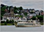 Ausflugschiff  ASBACH  aufgenommen auf dem Rhein vor der Kulisse von Pfaffendorf am 23.06.2011. Daten: immo 04033080, L 68,13 m, B 11,40 m, Bj 1976 und bittet Platz fr 600 Fahrgste.