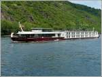 Das Fahrgastschiff  SERENADE  bietet 134 Gsten platz, Immo 02326953, Bj 2005, L 108 m, B 11,40 m. Aufgenommen in der nhe von Boppard am 24.06.2011.
