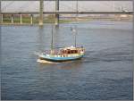 Dieses kleine Schiffchen war am 10.12.2006 auf dem Rhein bei Dsseldorf unterwegs. Im Hintergrund sind die Rheinkniebrcke und dahinter die Oberkassler Brcke zu erkennen.